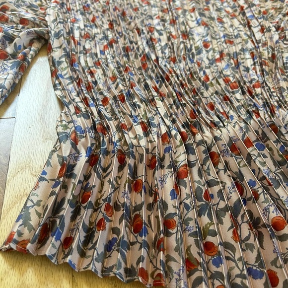 VINCE pomegranate pleated blouse keyhole v-neck charmeuse long sleeve size L - Picture 11 of 16